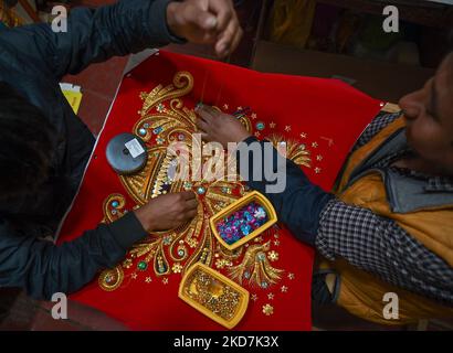 Pâques liées broderie artisanale par Alvaro et son père Crispin dans leur atelier dans le centre historique de Cusco. Le jeudi 14 avril 2022, à Cusco, Pérou. (Photo par Artur Widak/NurPhoto) Banque D'Images