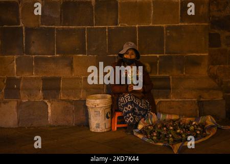 Femme locale vendant des croix faites à la main devant la basilique de la Merced. Toutes les églises de Cusco sont ouvertes au public sans frais d'entrée le jeudi Maundy. La tradition veut qu'une personne qui visite sept églises, son souhait soit accordé. Le jeudi 14 avril 2022, à Cusco, Pérou. (Photo par Artur Widak/NurPhoto) Banque D'Images