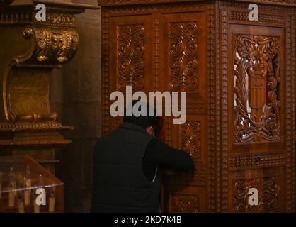 Un adorateur lors d'une confession à l'intérieur de la Basilique de la Merced. Toutes les églises de Cusco sont ouvertes au public sans frais d'entrée le jeudi Maundy. La tradition veut qu'une personne qui visite sept églises, son souhait soit accordé. Le jeudi 14 avril 2022, à Cusco, Pérou. (Photo par Artur Widak/NurPhoto) Banque D'Images