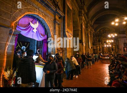 Adorateurs à l'intérieur de l'église Saint-Pierre de Cusco. Toutes les églises de Cusco sont ouvertes au public sans frais d'entrée le jeudi Maundy. La tradition veut qu'une personne qui visite sept églises, son souhait soit accordé. Le jeudi 14 avril 2022, à Cusco, Pérou (photo d'Artur Widak/NurPhoto) Banque D'Images