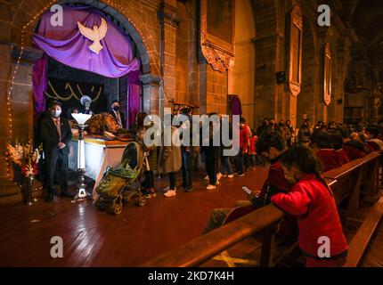 Adorateurs à l'intérieur de l'église Saint-Pierre de Cusco. Toutes les églises de Cusco sont ouvertes au public sans frais d'entrée le jeudi Maundy. La tradition veut qu'une personne qui visite sept églises, son souhait soit accordé. Le jeudi 14 avril 2022, à Cusco, Pérou (photo d'Artur Widak/NurPhoto) Banque D'Images