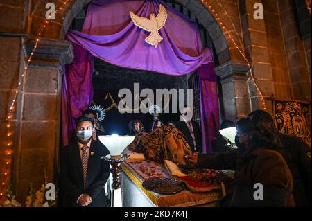 Adorateurs à l'intérieur de l'église Saint-Pierre de Cusco. Toutes les églises de Cusco sont ouvertes au public sans frais d'entrée le jeudi Maundy. La tradition veut qu'une personne qui visite sept églises, son souhait soit accordé. Le jeudi 14 avril 2022, à Cusco, Pérou (photo d'Artur Widak/NurPhoto) Banque D'Images