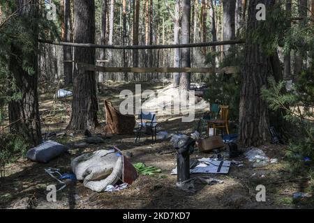 Une position abandonnée de l'armée russe dans la forêt du nord de Kiev, Ukraine, 14 avril 2022 (photo de Maxym Marusenko/NurPhoto) Banque D'Images