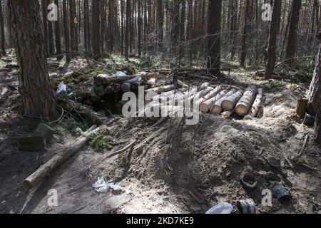 Une position abandonnée de l'armée russe dans la forêt du nord de Kiev, Ukraine, 14 avril 2022 (photo de Maxym Marusenko/NurPhoto) Banque D'Images