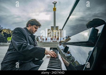 Roman Lopatynsky, pianiste ukrainien, joue la chanson « Comment ne pas vous aimer, mon cher Kiev » lors d’une performance musicale contre l’agression russe en Ukraine sur la place Maïdan, à Kiev. (Photo de Celestino Arce/NurPhoto) Banque D'Images