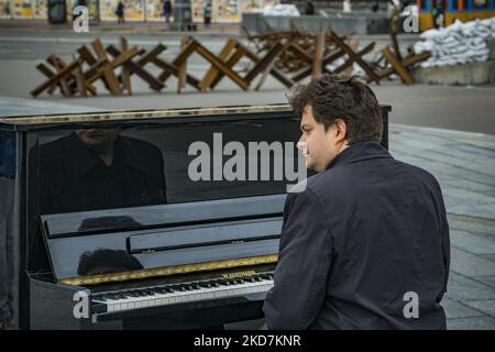 Roman Lopatynsky, pianiste ukrainien, prépare le piano lors d’une représentation musicale contre la guerre de Russie en Ukraine sur la place Maïdan, à Kiev. (Photo de Celestino Arce/NurPhoto) Banque D'Images