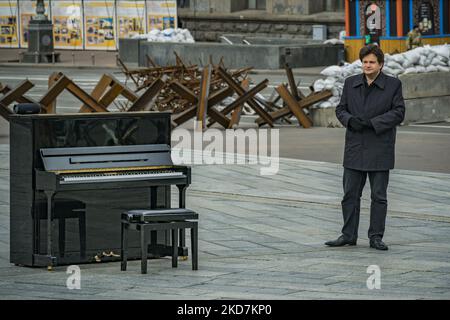 Roman Lopatynsky, pianiste ukrainien, se tient près de son piano lors d’une représentation musicale contre la guerre de Russie en Ukraine sur la place Maïdan, à Kiev. (Photo de Celestino Arce/NurPhoto) Banque D'Images