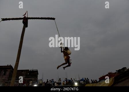 Les dévotés hindous effectuent des rituels religieux pendant Charak Puja à Kolkata, Inde, 14 avril 2022. Charak/Gajan puja est un festival bengali traditionnel célébré avant le nouvel an bengali (15 avril). Elle est associée à des divinités comme Lord Shiva, Neel et Dharmathakur. (Photo par Indranil Aditya/NurPhoto) Banque D'Images