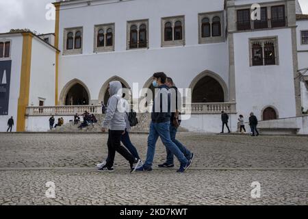 Les gens sont vus à pied à travers les différents quartiers du quartier historique de la ville de Sintra. 13 avril 2022. Le Centre européen de prévention et de contrôle des maladies vient de publier la dernière carte de la progression des infections à COVID-19 et montre le Portugal inchangé par rapport aux dernières semaines, toujours en rouge foncé. (Photo par Jorge Mantilla/NurPhoto) Banque D'Images