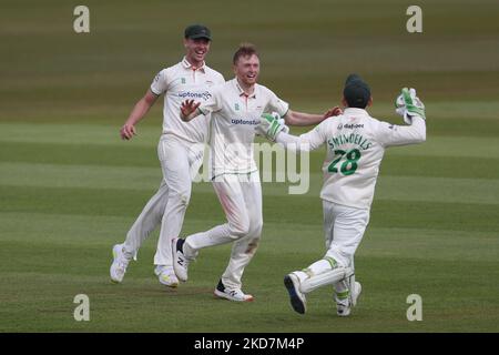 Ed Barnes de Leicestershire célèbre après avoir réclamé le cricket de Scott Borthwick de Durham lors du match de championnat du comté de LV= entre le Durham County Cricket Club et le Leicestershire County Cricket Club à Emirates Riverside, Chester le Street, le jeudi 14th avril 2022. (Photo de Mark Fletcher/MI News/NurPhoto) Banque D'Images