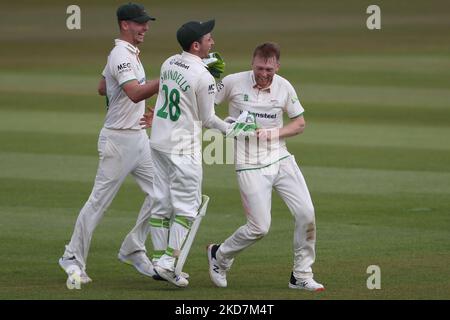 Ed Barnes de Leicestershire célèbre après avoir réclamé le cricket de Scott Borthwick de Durham lors du match de championnat du comté de LV= entre le Durham County Cricket Club et le Leicestershire County Cricket Club à Emirates Riverside, Chester le Street, le jeudi 14th avril 2022. (Photo de Mark Fletcher/MI News/NurPhoto) Banque D'Images