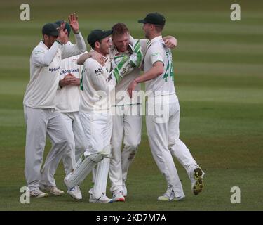 Ed Barnes de Leicestershire célèbre après avoir réclamé le cricket de Scott Borthwick de Durham lors du match de championnat du comté de LV= entre le Durham County Cricket Club et le Leicestershire County Cricket Club à Emirates Riverside, Chester le Street, le jeudi 14th avril 2022. (Photo de Mark Fletcher/MI News/NurPhoto) Banque D'Images