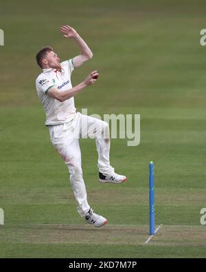 Ed Barnes de Leicestershire Bowling pendant le LV= County Championship Match entre Durham County Cricket Club et Leicestershire County Cricket Club à Emirates Riverside, Chester le Street, le jeudi 14th avril 2022. (Photo de Mark Fletcher/MI News/NurPhoto) Banque D'Images