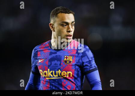 02 Ségino Dest du FC Barcelone lors de la deuxième phase finale du match de la Ligue Europa entre le FC Barcelone et Eintracht Frankfurt au stade Camp Nou sur 14 avril 2022 à Barcelone, Espagne. (Photo par Xavier Bonilla/NurPhoto) Banque D'Images