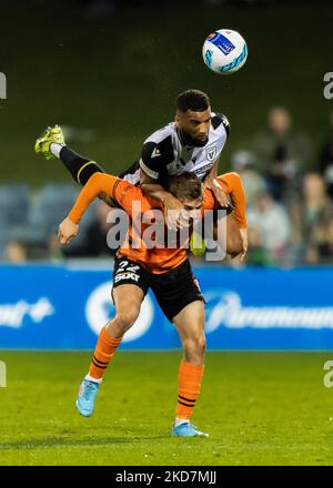 Adrian Mariappa, des Bulls et Alexander Parsons, du roar, se dispute le ballon lors du match Des hommes De L'A-League entre le MacArthur FC et le roar de Brisbane au stade de Campbelltown Sports, le 15 avril 2022, à Sydney, en Australie. Banque D'Images