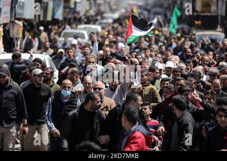 Les partisans du Hamas palestinien et du Jihad islamique se réunissent pour exprimer leur soutien à la mosquée Al-Aqsa dans la vieille ville de Jérusalem, dans la ville de Gaza, à 15 avril 2022. - Plus de 100 personnes ont été blessées dans de nouvelles violences, qui sont venues après trois semaines tendues de violence meurtrière en Israël et en Cisjordanie occupée, et comme le festival juif de la Pâque et de Pâques chrétiennes se chevauchent avec le mois sacré musulman du Ramadan. (Photo de Majdi Fathi/NurPhoto) Banque D'Images