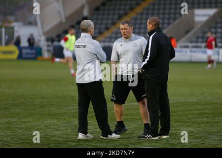 L'entraîneur de Falcons Scrum, Micky Ward (au centre), discute avec Dave Wilder et Mark Laycock avant le match de la coupe du défi européen de rugby entre Newcastle Falcons et Glasgow Warriors à Kingston Park, Newcastle, le vendredi 15th avril 2022. (Photo de Chris Lishman/MI News/NurPhoto) Banque D'Images