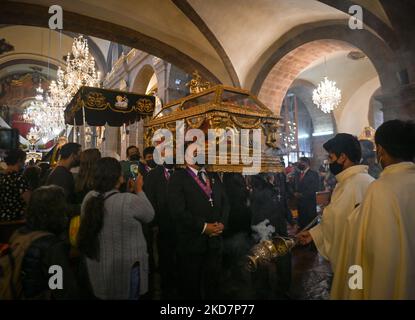 Les dévotés portent le Saint-Sépulcre / Saint-Sépulcro (une statue grandeur nature du corps crucifié de Jésus dans un cercueil en verre) à travers la basilique pendant les célébrations du Vendredi Saint dans la Basilique de la Merced à Cusco. Le cortège officiel de la Plaza de Armas à Cusco a été annulé en raison de la pandémie de Covid-19. Le vendredi 15 avril 2022, à Cusco, Pérou. (Photo par Artur Widak/NurPhoto) Banque D'Images