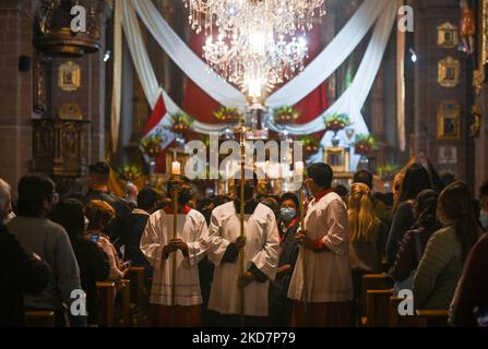 Procession avec le Saint Sépulcre / Santo Sepulcro (statue grandeur nature du corps crucifié de Jésus dans un cercueil en verre) à travers la basilique pendant les célébrations du Vendredi Saint dans la Basilique de la Merced à Cusco. Le cortège officiel de la Plaza de Armas à Cusco a été annulé en raison de la pandémie de Covid-19. Le vendredi 15 avril 2022, à Cusco, Pérou. (Photo par Artur Widak/NurPhoto) Banque D'Images