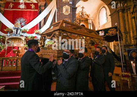 Les dévotés portent le Saint-Sépulcre / Saint-Sépulcro (une statue grandeur nature du corps crucifié de Jésus dans un cercueil en verre) à travers la basilique pendant les célébrations du Vendredi Saint dans la Basilique de la Merced à Cusco. Le cortège officiel de la Plaza de Armas à Cusco a été annulé en raison de la pandémie de Covid-19. Le vendredi 15 avril 2022, à Cusco, Pérou. (Photo par Artur Widak/NurPhoto) Banque D'Images