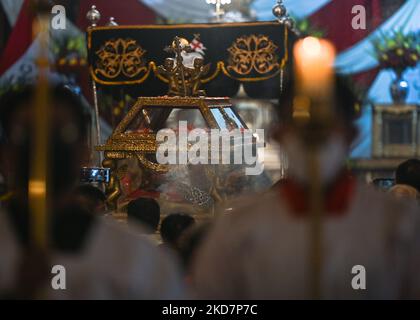 Les dévotés portent le Saint-Sépulcre / Saint-Sépulcro (une statue grandeur nature du corps crucifié de Jésus dans un cercueil en verre) à travers la basilique pendant les célébrations du Vendredi Saint dans la Basilique de la Merced à Cusco. Le cortège officiel de la Plaza de Armas à Cusco a été annulé en raison de la pandémie de Covid-19. Le vendredi 15 avril 2022, à Cusco, Pérou. (Photo par Artur Widak/NurPhoto) Banque D'Images