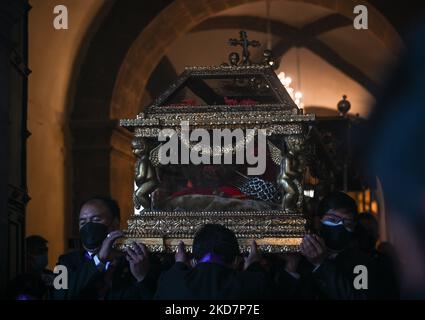 Les dévotés portent le Saint-Sépulcre / Saint-Sépulcro (une statue grandeur nature du corps crucifié de Jésus dans un cercueil en verre) à travers le cloître principal de la basilique pendant les célébrations du Vendredi Saint dans la Basilique de la Merced à Cusco. Le cortège officiel de la Plaza de Armas à Cusco a été annulé en raison de la pandémie de Covid-19. Le vendredi 15 avril 2022, à Cusco, Pérou. (Photo par Artur Widak/NurPhoto) Banque D'Images