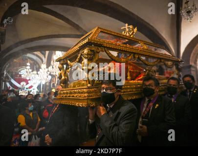 Les dévotés portent le Saint-Sépulcre / Saint-Sépulcro (une statue grandeur nature du corps crucifié de Jésus dans un cercueil en verre) à travers la basilique pendant les célébrations du Vendredi Saint dans la Basilique de la Merced à Cusco. Le cortège officiel de la Plaza de Armas à Cusco a été annulé en raison de la pandémie de Covid-19. Le vendredi 15 avril 2022, à Cusco, Pérou. (Photo par Artur Widak/NurPhoto) Banque D'Images