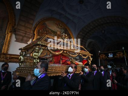 Les dévotés portent le Saint-Sépulcre / Saint-Sépulcro (une statue grandeur nature du corps crucifié de Jésus dans un cercueil en verre) à travers le cloître principal de la basilique pendant les célébrations du Vendredi Saint dans la Basilique de la Merced à Cusco. Le cortège officiel de la Plaza de Armas à Cusco a été annulé en raison de la pandémie de Covid-19. Le vendredi 15 avril 2022, à Cusco, Pérou. (Photo par Artur Widak/NurPhoto) Banque D'Images