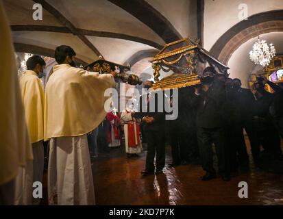 Les dévotés portent le Saint-Sépulcre / Saint-Sépulcro (une statue grandeur nature du corps crucifié de Jésus dans un cercueil en verre) à travers la basilique pendant les célébrations du Vendredi Saint dans la Basilique de la Merced à Cusco. Le cortège officiel de la Plaza de Armas à Cusco a été annulé en raison de la pandémie de Covid-19. Le vendredi 15 avril 2022, à Cusco, Pérou. (Photo par Artur Widak/NurPhoto) Banque D'Images