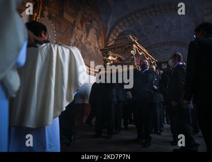 Les dévotés portent le Saint-Sépulcre / Saint-Sépulcro (une statue grandeur nature du corps crucifié de Jésus dans un cercueil en verre) à travers le cloître principal de la basilique pendant les célébrations du Vendredi Saint dans la Basilique de la Merced à Cusco. Le cortège officiel de la Plaza de Armas à Cusco a été annulé en raison de la pandémie de Covid-19. Le vendredi 15 avril 2022, à Cusco, Pérou. (Photo par Artur Widak/NurPhoto) Banque D'Images