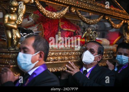 Les dévotés portent le Saint-Sépulcre / Saint-Sépulcro (une statue grandeur nature du corps crucifié de Jésus dans un cercueil en verre) à travers le cloître principal de la basilique pendant les célébrations du Vendredi Saint dans la Basilique de la Merced à Cusco. Le cortège officiel de la Plaza de Armas à Cusco a été annulé en raison de la pandémie de Covid-19. Le vendredi 15 avril 2022, à Cusco, Pérou. (Photo par Artur Widak/NurPhoto) Banque D'Images