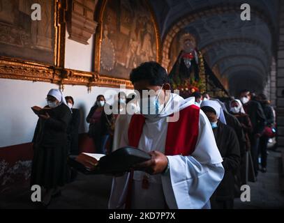 Les dévotés se promènent et prient devant la statue de la Virgen Dolorosa (notre Dame des Sorrows), qui est portée à travers le cloître principal de la basilique lors de la célébration du Vendredi Saint à la Basilique de la Merced à Cusco. Le cortège officiel de la Plaza de Armas à Cusco a été annulé en raison de la pandémie de Covid-19. Le vendredi 15 avril 2022, à Cusco, Pérou. (Photo par Artur Widak/NurPhoto) Banque D'Images