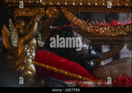 Les dévotés portent le Saint-Sépulcre / Saint-Sépulcro (une statue grandeur nature du corps crucifié de Jésus dans un cercueil en verre) à travers le cloître principal de la basilique pendant les célébrations du Vendredi Saint dans la Basilique de la Merced à Cusco. Le cortège officiel de la Plaza de Armas à Cusco a été annulé en raison de la pandémie de Covid-19. Le vendredi 15 avril 2022, à Cusco, Pérou. (Photo par Artur Widak/NurPhoto) Banque D'Images