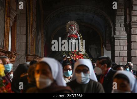 Les dévotés se promènent et prient devant la statue de la Virgen Dolorosa (notre Dame des Sorrows), qui est portée à travers le cloître principal de la basilique lors de la célébration du Vendredi Saint à la Basilique de la Merced à Cusco. Le cortège officiel de la Plaza de Armas à Cusco a été annulé en raison de la pandémie de Covid-19. Le vendredi 15 avril 2022, à Cusco, Pérou. (Photo par Artur Widak/NurPhoto) Banque D'Images