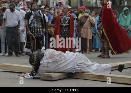 Un jeune homme de Barrio de Santiago Zapotitlán à Tláhuac, Mexico, habillé comme Jésus-Christ pendant la première chute de la représentation de la passion du Christ pendant la semaine sainte dans la capitale. Selon la religion chrétienne, la passion du Christ, aussi appelée passion de Jésus, se réfère à l'agonie et à la souffrance que Jésus de Nazareth a endurées de sa prière dans le jardin de Gethsémané (juste avant d'être capturé) jusqu'à sa mort sur la croix. (Photo de Gerardo Vieyra/NurPhoto) Banque D'Images