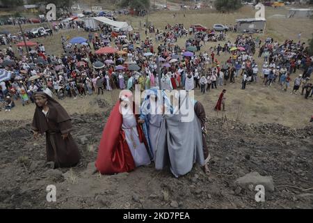 Des femmes du quartier de Santiago Zapotitlán à Tláhuac, Mexico, sur une colline pendant la reconstitution de la passion du Christ pendant la semaine sainte dans la capitale. Selon la religion chrétienne, la passion du Christ, aussi appelée passion de Jésus, se réfère à l'agonie et à la souffrance que Jésus de Nazareth a endurées de sa prière dans le jardin de Gethsémané (juste avant d'être capturé) jusqu'à sa mort sur la croix. (Photo de Gerardo Vieyra/NurPhoto) Banque D'Images