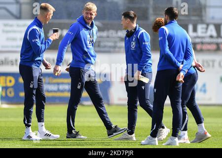 Joe Worrall de la forêt de Nottingham avec Sam Surrage, Joe Lolley, Jordan Smith, Jack Colback de la forêt de Nottingham lors du match de championnat Sky Bet entre Luton Town et Nottingham Forest à Kenilworth Road, Luton, le vendredi 15th avril 2022. (Photo de Jon Hobley/MI News/NurPhoto) Banque D'Images