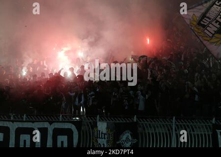 Es Setif fans lors du quart de finale de la Ligue des champions de la CAF 2021/22 entre ES Setif et Esperance Tunis au stade du 5 juillet 1962 à Alger, Algérie, 15 avril 2022 (photo par APP/NurPhoto) Banque D'Images