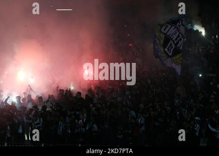 Es Setif fans lors du quart de finale de la Ligue des champions de la CAF 2021/22 entre ES Setif et Esperance Tunis au stade du 5 juillet 1962 à Alger, Algérie, 15 avril 2022 (photo par APP/NurPhoto) Banque D'Images