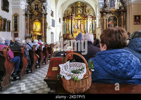 Le panier traditionnel d'oeufs de Pâques est vu en célébrant le Saint samedi dans l'église de la Sainte Croix à Gliwice, en Pologne sur 16 avril 2022. (Photo de Beata Zawrzel/NurPhoto) Banque D'Images