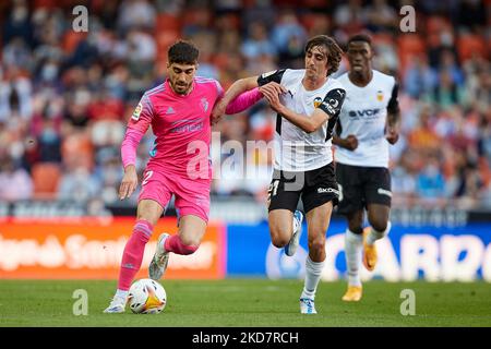 Nacho Vidal (L) de CA Osasuna concurrence pour le ballon avec Bryan de Valencia CF pendant le match de la Liga Santander entre Valencia CF et CA Osasuna au stade Mestalla, 16 avril 2022, Valence, Espagne. (Photo de David Aliaga/NurPhoto) Banque D'Images