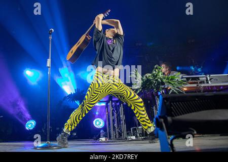 Cosmo pendant le concert de musique de la chanteuse italienne Cosmo Tour 2022 sur 15 avril 2022 au Club estragon de Bologne, Italie (photo par Cesare Veronesi/LiveMedia/NurPhoto) Banque D'Images