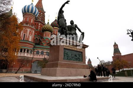 Moscou, Russie. 04th novembre 2022. Le président russe Vladimir Poutine place des fleurs au pied du monument à Kuzma Minin et Dmitry Pozharsky pour marquer la Journée nationale de l'unité sur la place Rouge, à 4 novembre 2022, à Moscou, en Russie. Credit: Mikhail Metzel/Kremlin Pool/Alamy Live News Banque D'Images