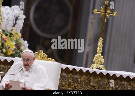 Le pape François préside une cérémonie de commémoration de Pâques à la basilique Saint-Pierre au Vatican, samedi, 16 avril 2022. (Photo de Massimo Valicchia/NurPhoto) Banque D'Images