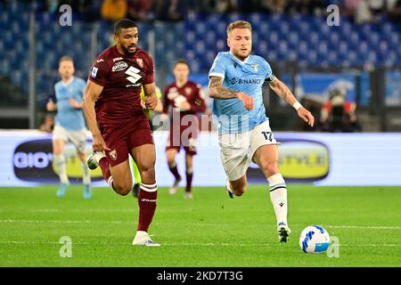 Ciro Immobile (SS Lazio) Gleison Bremer (Torino FC) lors de la Ligue italienne de football Un match de 2021/2022 entre SS Lazio vs torino FC au stade Olimpic de Rome le 16 avril 2022. (Photo de Fabrizio Corradetti/LiveMedia/NurPhoto) Banque D'Images