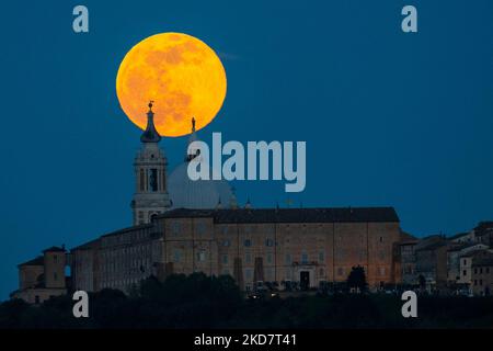 La Lune rose brille derrière la Basilique della Santa Casa (Santuario della Madonna di Loreto) à Loreto, Marche, Italie sur 16 avril 2022. (Photo par Lorenzo Di Cola/NurPhoto) Banque D'Images