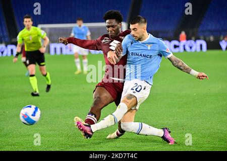 Mattia Zaccagni (SS Lazio) Ola Aina (Torino FC) lors de la Ligue italienne de football, Un match de 2021/2022 entre SS Lazio et torino FC au stade Olimpic de Rome, le 16 avril 2022. (Photo de Fabrizio Corradetti/LiveMedia/NurPhoto) Banque D'Images