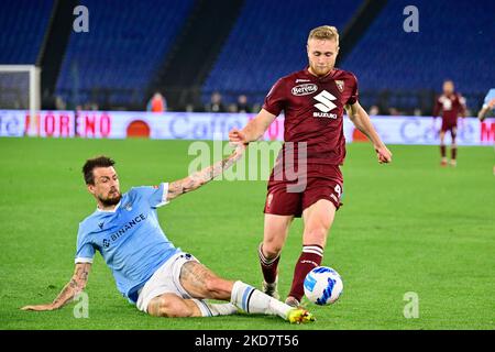 Francesco Acerbi (SS Lazio) Tommaso Pobega (Torino FC) lors de la Ligue italienne de football, Un match de 2021/2022 entre SS Lazio et torino FC au stade Olimpic de Rome, le 16 avril 2022. (Photo de Fabrizio Corradetti/LiveMedia/NurPhoto) Banque D'Images