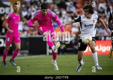 Nacho Vidal de C.A. Osasuna (L) et Bryan Gil de Valencia CF pendant le match de la Liga entre Valencia CF et CA Osasuna au stade Mestalla sur 16 avril 2022. (Photo de Jose Miguel Fernandez/NurPhoto) Banque D'Images