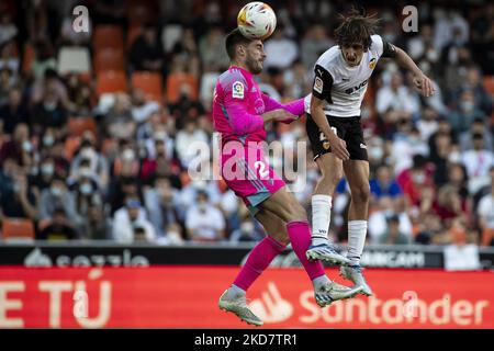 Nacho Vidal de C.A. Osasuna (L) et Bryan Gil de Valencia CF pendant le match de la Liga entre Valencia CF et CA Osasuna au stade Mestalla sur 16 avril 2022. (Photo de Jose Miguel Fernandez/NurPhoto) Banque D'Images